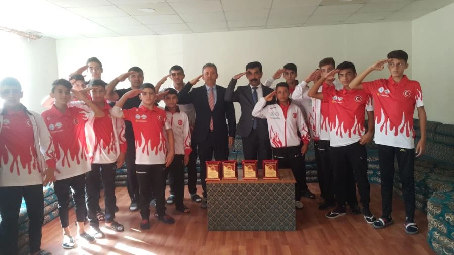 BAŞKAN ÖZER, ŞAMPİYON GÜREŞÇİYİ ÖDÜLLENDİRDİ