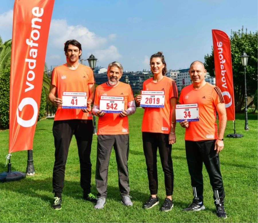 NESLİHAN DEMİR VE KEREM GÖNLÜM, VODAFONE MARATON TAKIMI’NDA