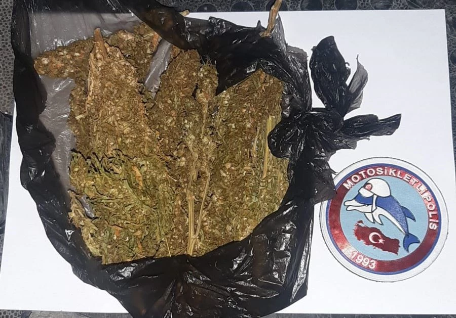 POLİS UYGULAMASINDA DURDURULAN OTOMOBİLDE ESRAR ÇIKTI