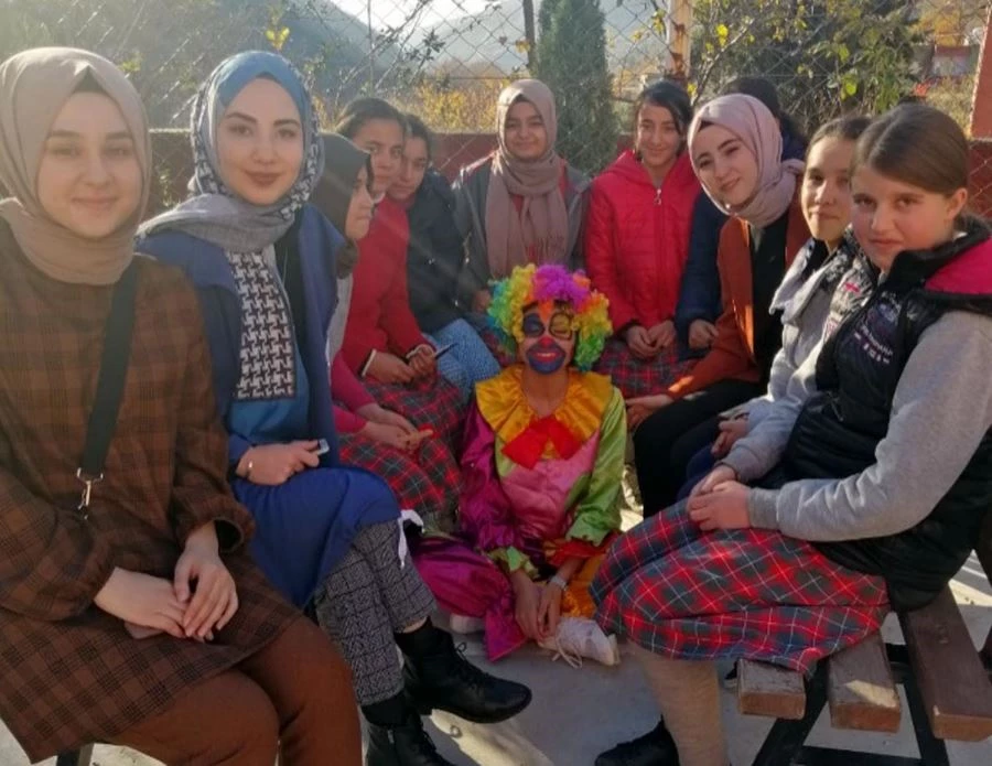 ÜNİVERSİTELİ GENÇLERDEN, İLK VE ORTAOKULU ÖĞRENCİLERİNE YARDIM