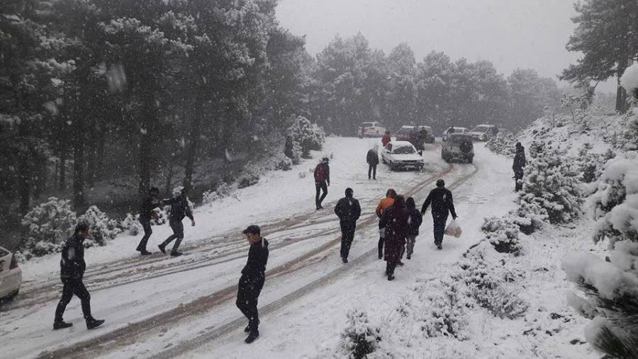 KAR GÖRMEYE GİDEN TATİLCİLER, DÖNÜŞ YOLUNDA KARDA MAHSUR KALDI