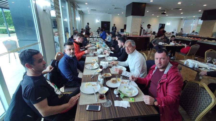 TARAFTARLAR DERNEĞİNDEN SARI YEŞİLLİ FUTBOLCULARA KAHVALTI