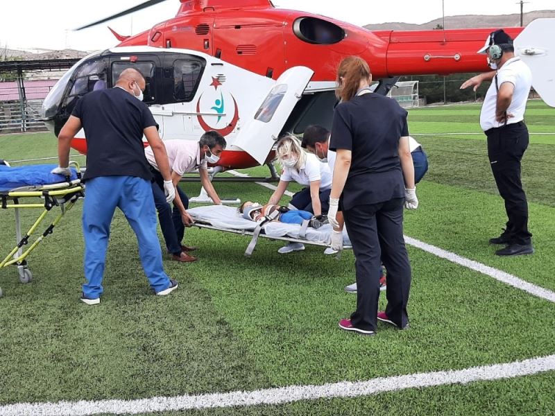 Bisikletten düşen bebeğin yardımına ambulans helikopter yetişti
