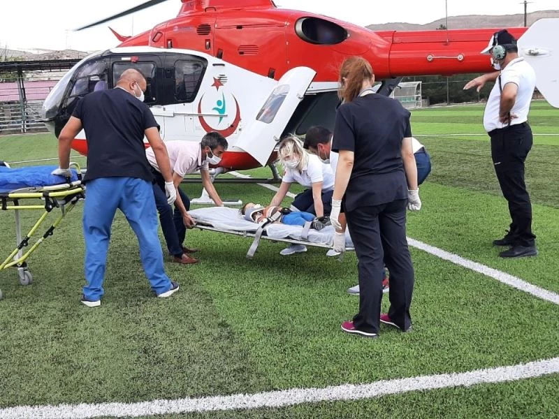 Bisikletten düşen bebeğin yardımına ambulans helikopter yetişti
