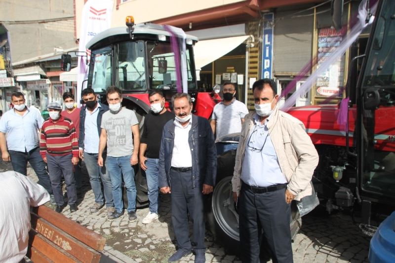 Malazgirt’te ‘Solis’ marka traktörün bayiliği açıldı
