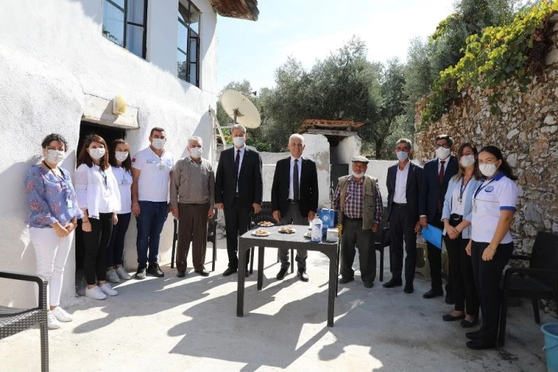 Başkan Gürün’den koca çınarlara ziyaret
