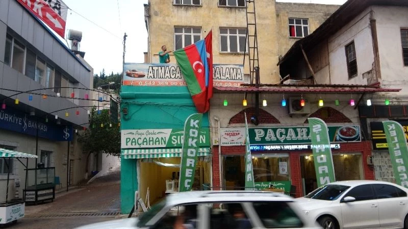 Kozanlı esnaftan Azerbaycan’a bayraklı destek
