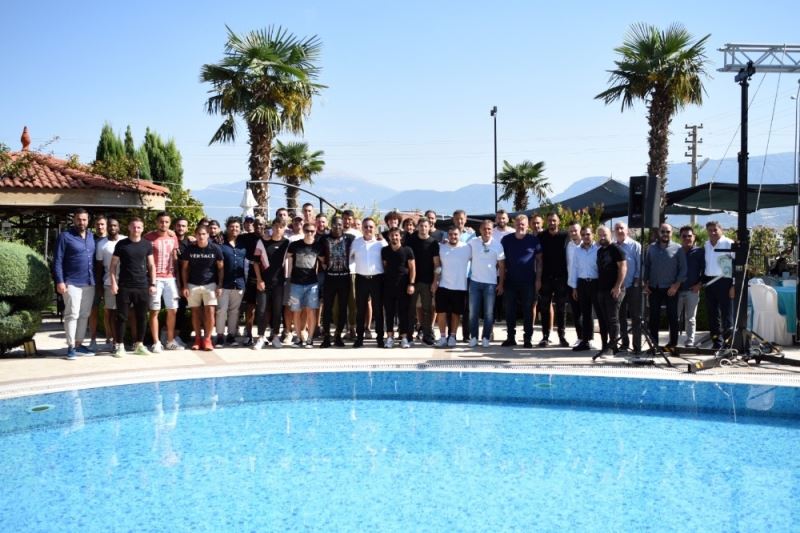 Denizlispor’da yönetim, teknik heyet ve futbolcular yemekte buluştu
