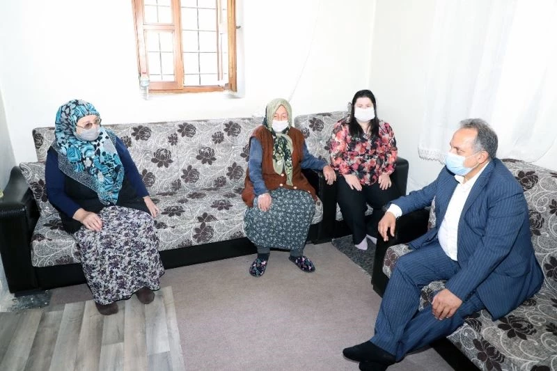 Başkan Yalçın Fatma teyzenin hem gönlünü hem duasını aldı
