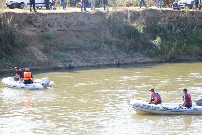 Nehirde kaybolan çocuğun yakınları biran bile bölgeden ayrılmadı

