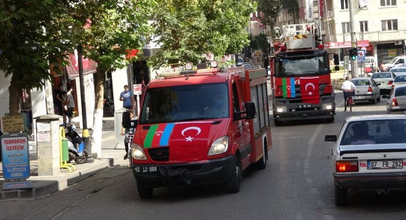 İtfaiye ekipleri Azerbaycan bayraklarıyla şehir merkezini gezdi
