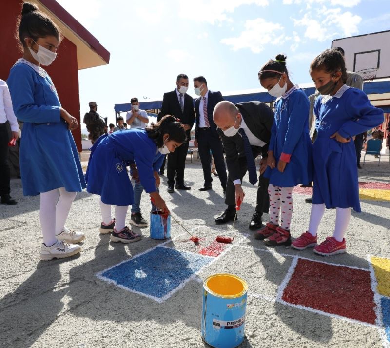 Ağrı Valisi Varol, yenilenen Karakent İlk-Ortaokulu’nun açılışına katıldı
