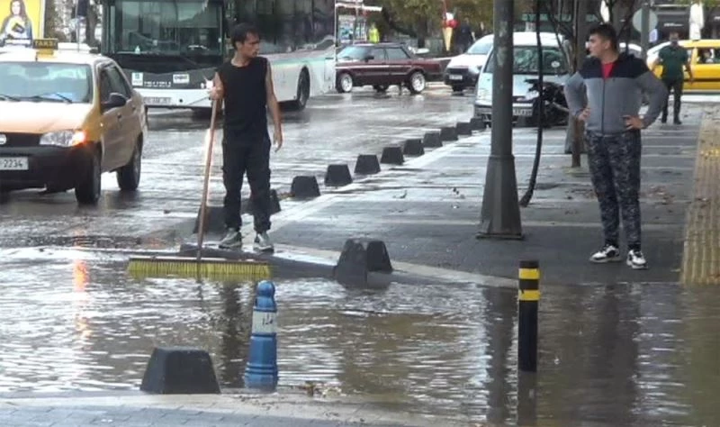 7 bin liralık telefonunu paçaları sıvayıp yağmur sularında aradı
