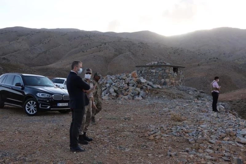 Hizan Kaymakamı Yelek, güvenlik korucularını ziyaret etti
