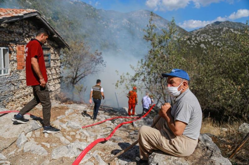 Antalya�da çıkan yangında tarihi düğmeli ev kullanılamaz hale geldi