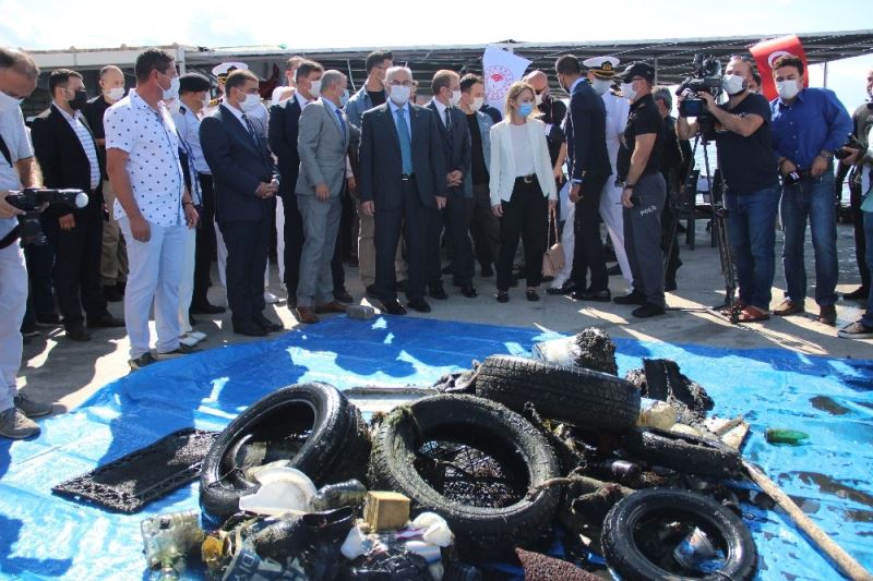 İzmir’de denizden çıkan çöpler şoke etti
