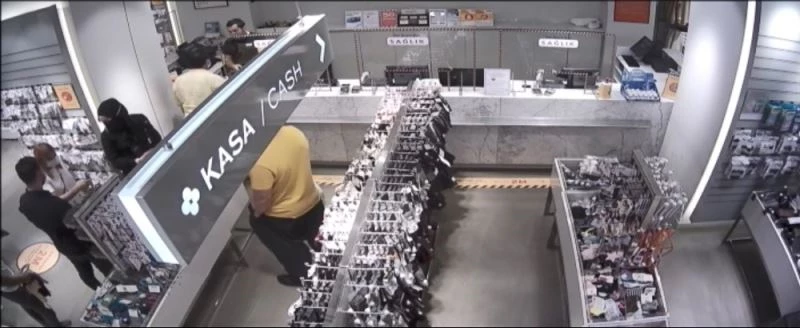 (Özel) Taksim’de mağazadaki sıra kavgasının güvenlik kamera görüntüleri ortaya çıktı
