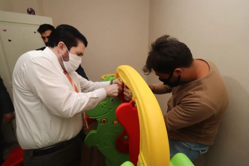 Başkan Sayan, Otizm hastası Beyzanur’un evine park yaptı
