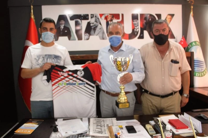 Kızıksaspordan Başkan Barçın’a kupalı teşekkür
