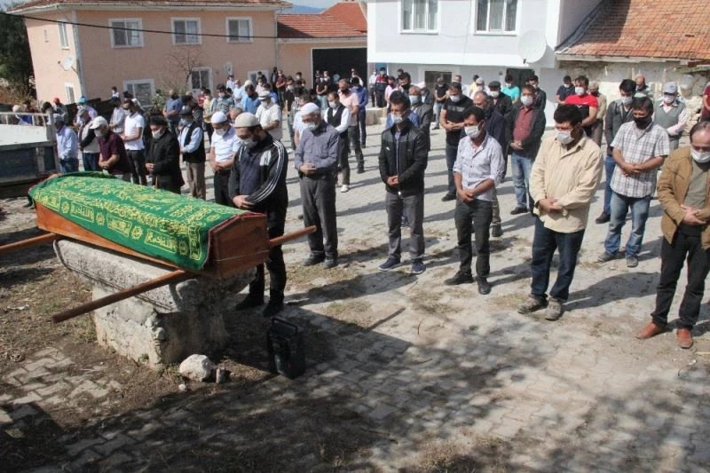 Oğlunun doğumundan bir saat sonra trafik kazasında ölen baba toprağa verildi
