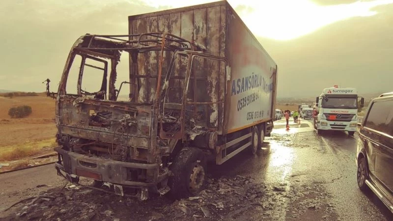 Nakliye kamyonu içindeki eşyalarla küle döndü
