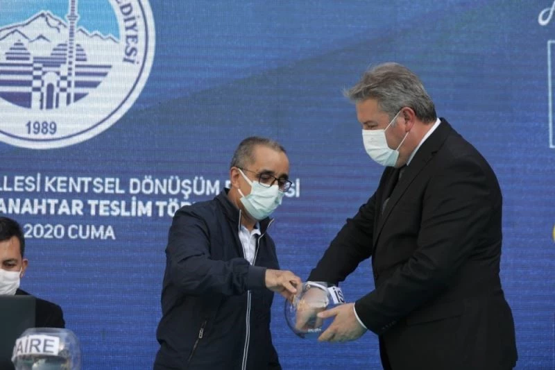 Melikgazi Belediyesi anahtarlık değil, evlerin anahtarlarını teslim etti
