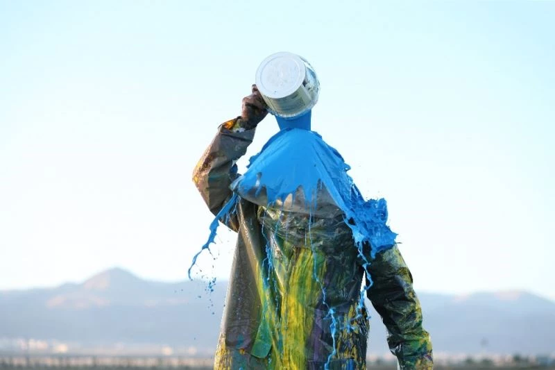 Profesörden, Baksı Müzesindeki “Maske ve Çağrışımlar” isimli sergi için boyalı performans

