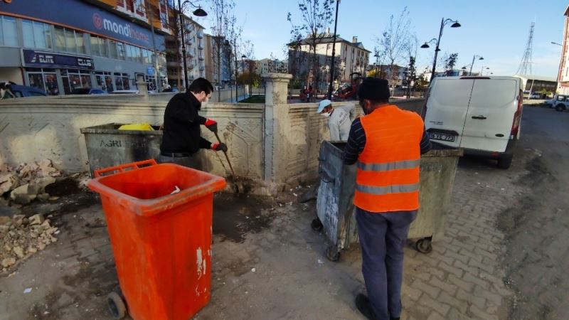 Başkan Sayan pandemide çöp toplayarak farkındalık oluşturdu
