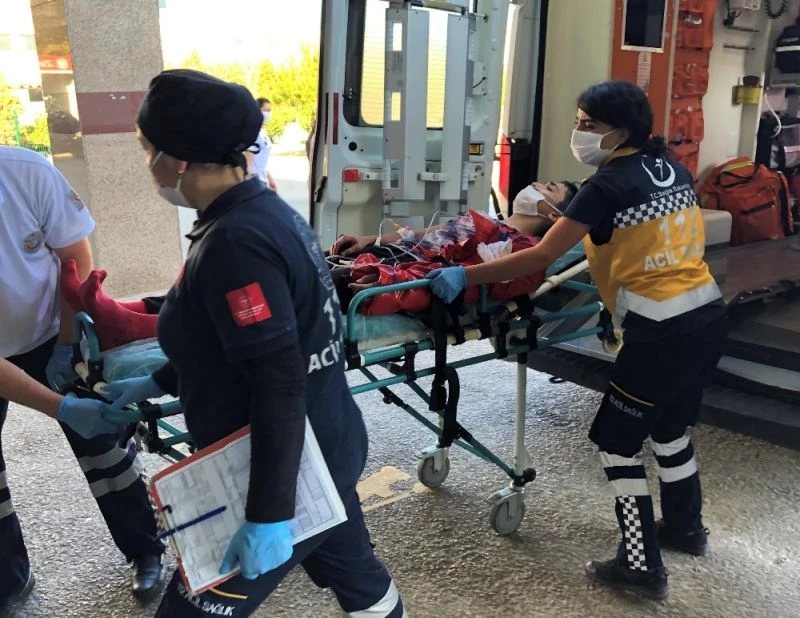 Patenle demir çitin üzerinden atlamaya çalışan genç ölümden döndü
