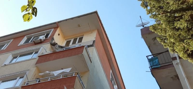 Avcılar’da bir binanın balkonu çöktü
