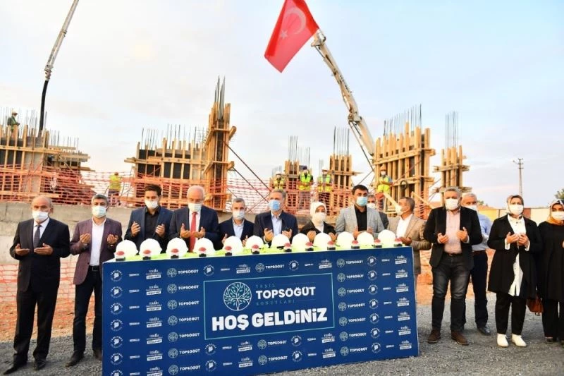 Yeşilyurt Belediyesi Yeşil Topsöğüt konutlarının temeli törenle atıldı
