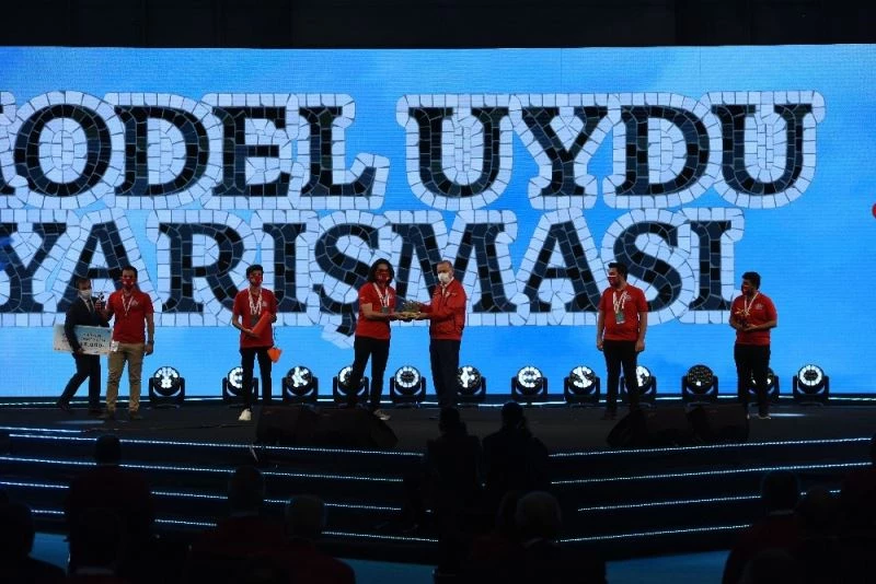 Atölyeye dönüştürdükleri öğrenci evinde model uydu yaptılar
