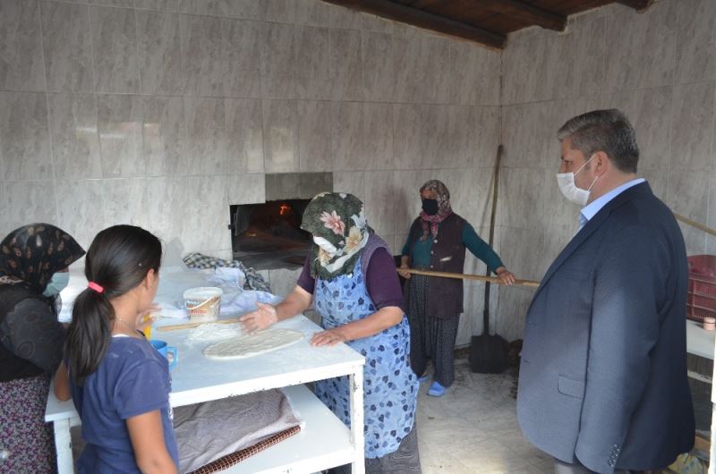 Bünyanlı kadınlar ekmeklerini mahalle fırınında pişiriyor
