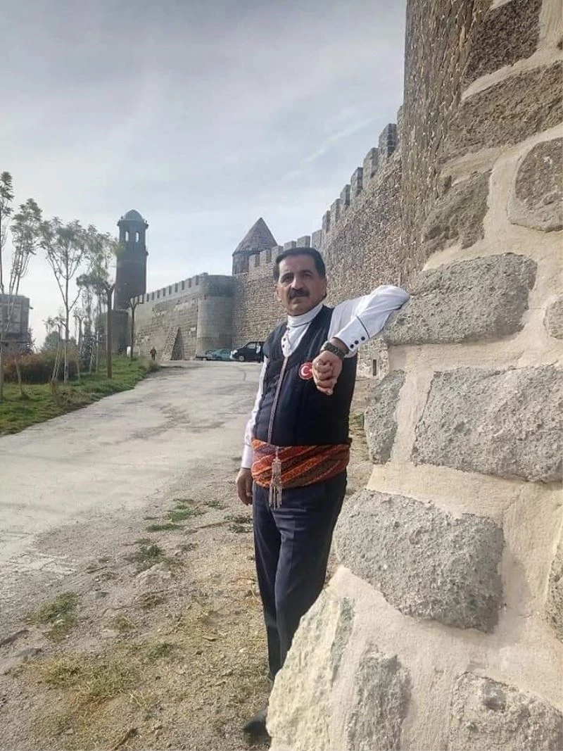 Sanatçı Fikret Şimşek’ten Karabağ’a şiirli destek
