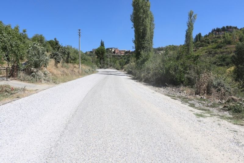 Traktörlerin bile gidemediği yol yenilendi
