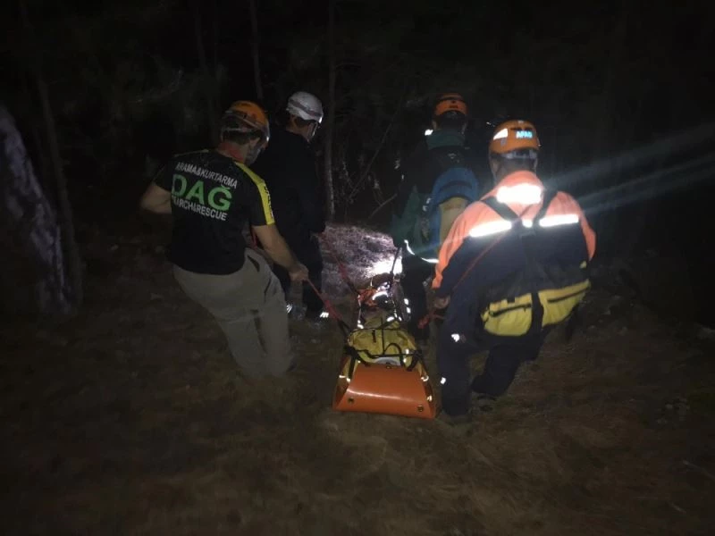 Yürüyüşe çıkan 2 arkadaş dağda mahsur kaldı
