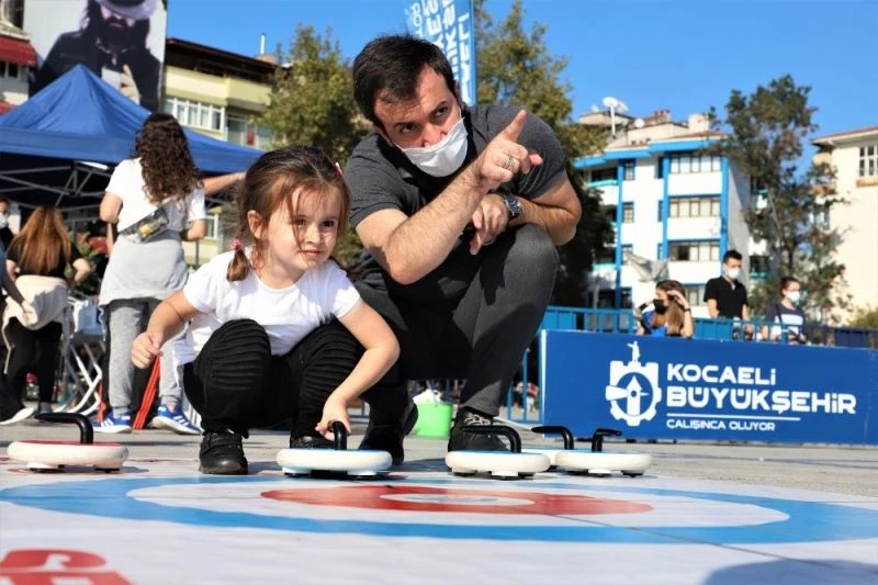 Büyükşehir vatandaşları Floor Curling ile tanıştırdı
