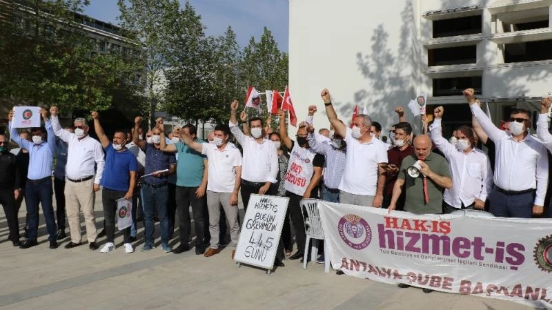 Antalya Büyükşehir Belediyesi önündeki grev, 445 gündür devam ediyor
