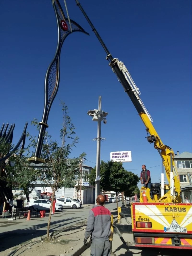 Erciş Belediyesi Dalan Caddesi’ni dekoratif direklerle aydınlatıyor
