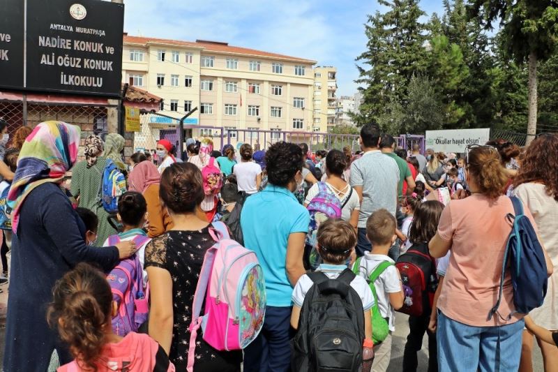 Antalya’da okul önünde velilerin ‘yüz yüze eğitim’ yoğunluğu
