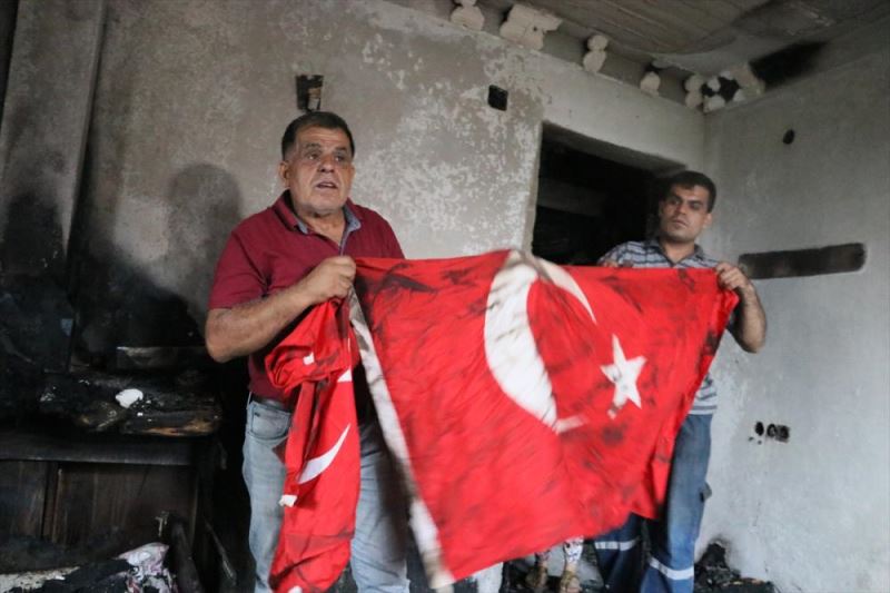 Küle dönen evde çekmecedeki Türk bayrakları yanmadı