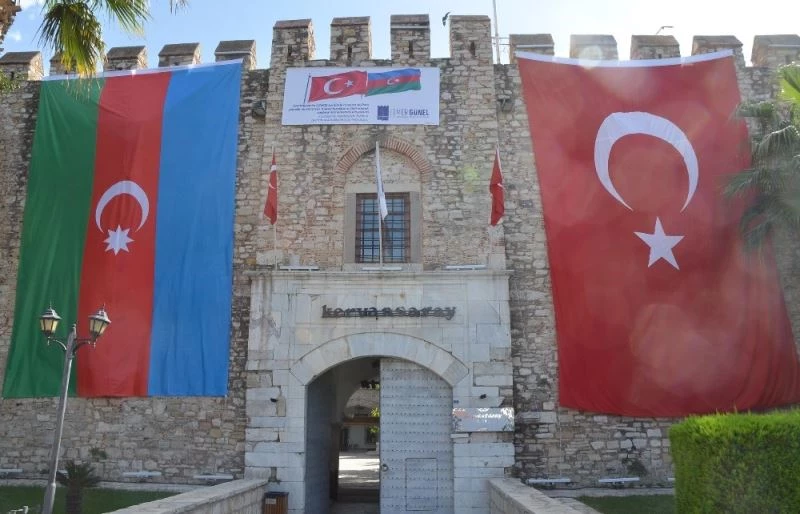 Kuşadası’nda Kervansaray’ı Azerbaycan bayrakları süslemeye başladı

