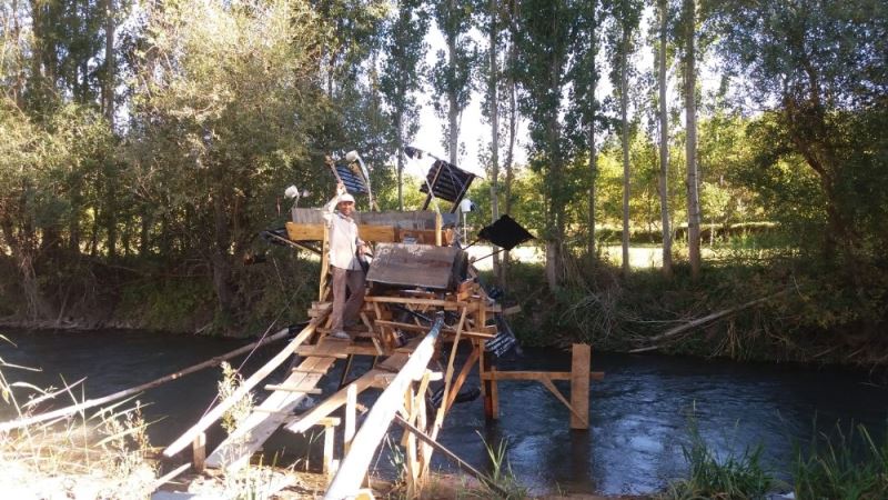 Kurduğu ilginç düzenekle tarlasını suladı
