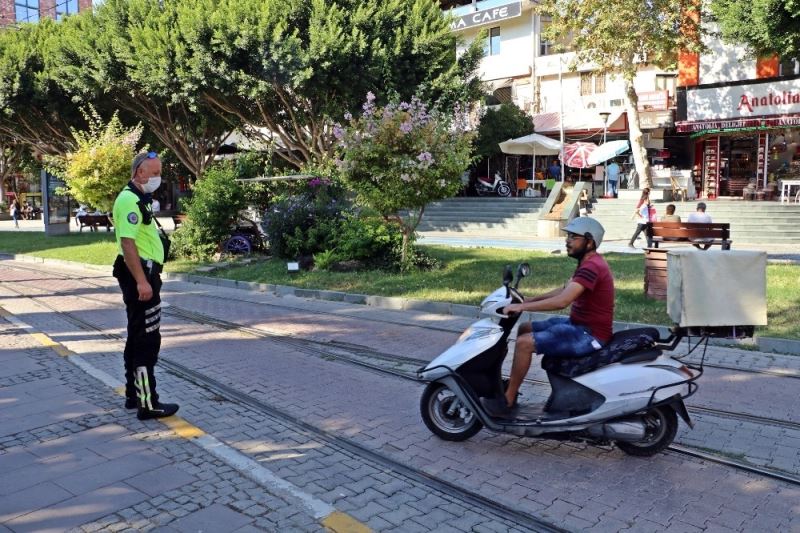 Tramvay yolu ve kaldırımı kestirme yol seçen motosiklet sürücülerini polis affetmedi
