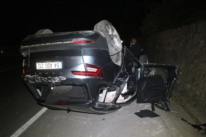 Kavşakta traktörle çarpışarak takla atan araçtan sağ kurtuldu
