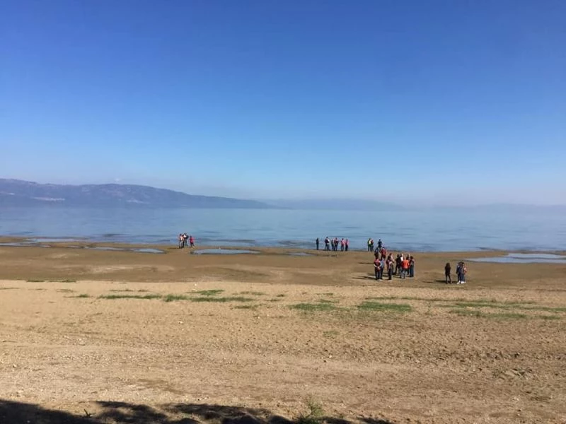 Motorcular göldeki çekilmeye dikkat çekti
