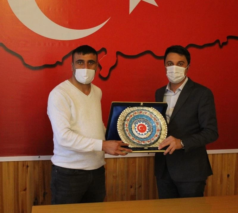 KATSO Başkanı Alibeyoğlu’ndan esnafa plaket!
