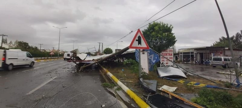 Tonlarca ağırlığındaki demir çatıyı lodos kara yoluna uçurdu
