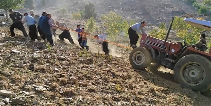 13 kişi traktörü halatla çekerek uçuruma düşmekten kurtardı
