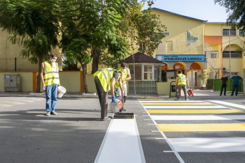 Büyükşehir Belediyesi yaya çizgilerini yeniliyor, okul önlerine uyarı levhaları yerleştiriyor
